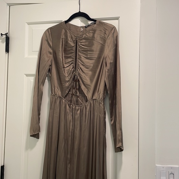 Worn once Zara cut out olive dress - Picture 4 of 6